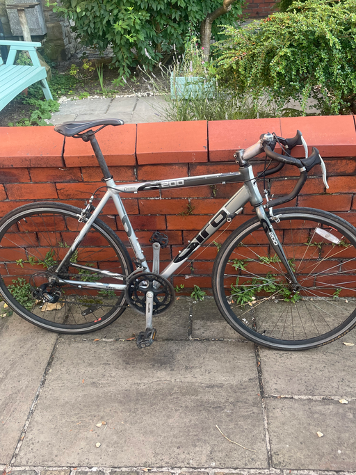 Dawes Giro 200 road bike. Dawes Giro 200 road bike. 2011